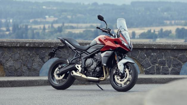 Tο Triumph Tiger Sport 660 έρχεται με 81 άλογα, τρικύλινδρο κινητήρα, δυναμική συμπεριφορά και τον πλουσιότερο εξοπλισμό της κατηγορίας του.